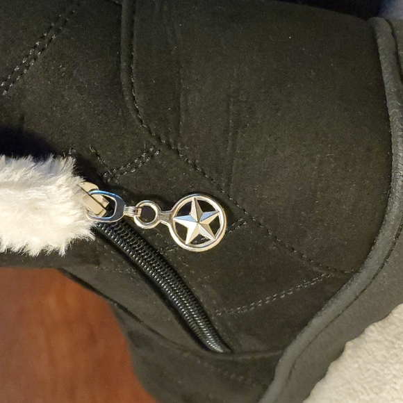 Forever Brand Black Zip Ankle Boot with Cream Faux Fur Size 7 - Picture 5 of 7